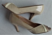 Туфли женские бежевые,лакированные, с откр.носками картинка из объявления