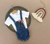 Ковбойские брюки на лямках и футболка в объявлении 1 фото Ковбойские брюки на лямках и футболка картинка из объявления