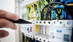 Требуются электрики, сантехники картинка из объявления