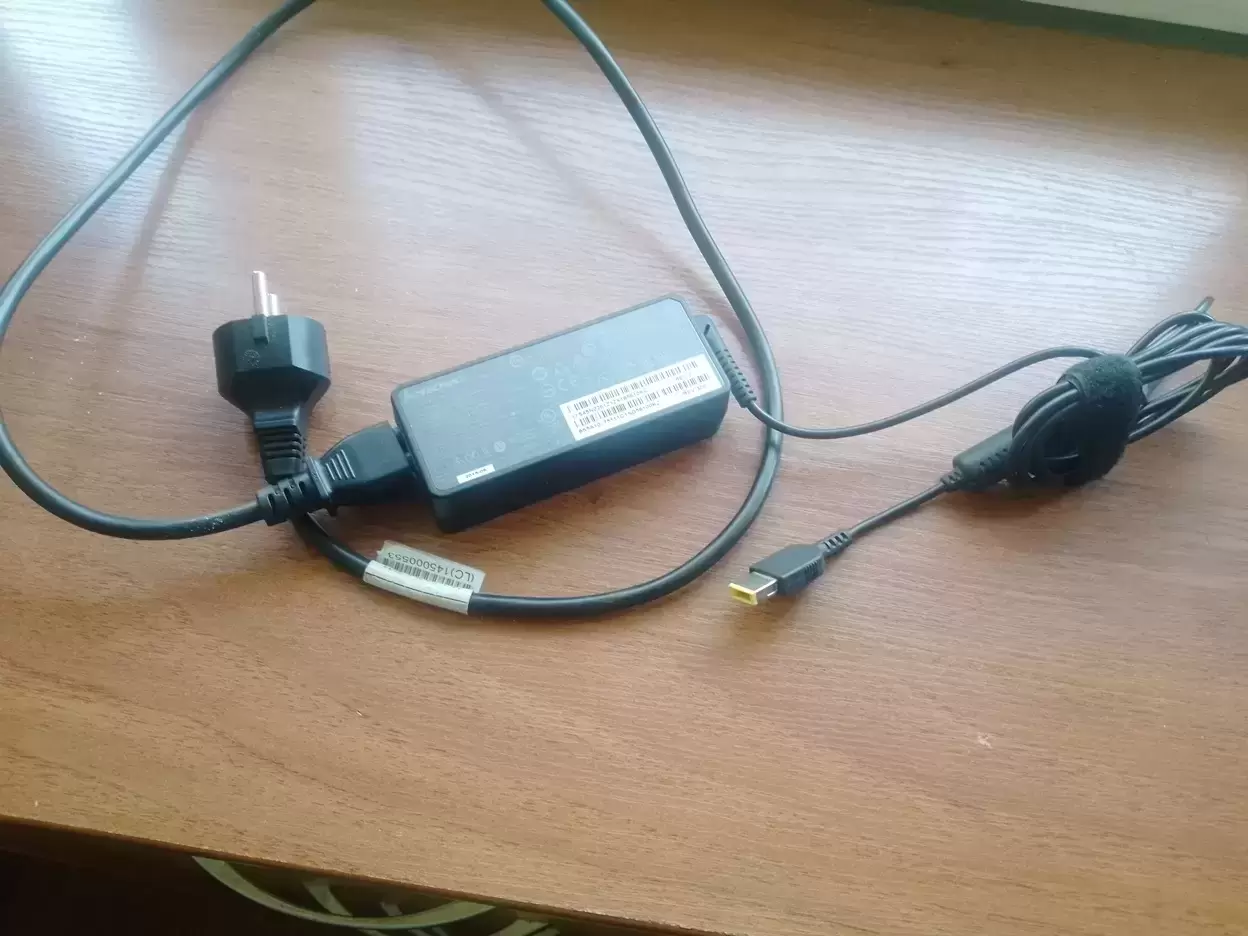 Блок питания ноутбука Lenovo картинка из объявления